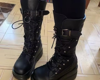 Botas de cuña con plataforma gótica negra para mujer, con hebilla y remaches punk, de media pantorrilla y tacón alto grueso.