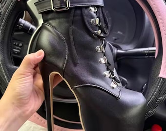 Puede incluir: Bota de plataforma negra con tacón de aguja alto. La bota presenta una parte delantera con cordones, dos correas con hebilla y una puntera redondeada. La bota está hecha de un material liso y tiene una suela de plataforma. El tacón mide unos 15 cm.