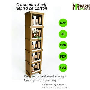 K&ouml;nnte beinhalten: Ein hoher, brauner Kartonregal mit vier F&auml;chern, die jeweils Sch&ouml;nheitsprodukte enthalten. Das Regal hat eine wei&szlig;e Innenausstattung und ist mit "Cardboard Shelf Repisa de Cart&oacute;n" beschriftet. Der Text "Download, cut and assemble today!!!" ist ebenfalls vorhanden.