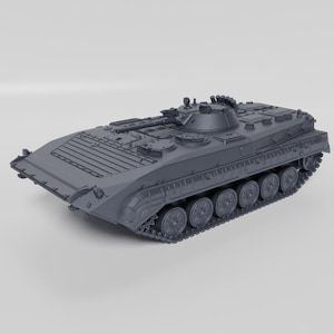 Puede incluir: Modelo gris de un tanque militar, con un diseño de perfil bajo con una parte delantera inclinada y una torreta. El tanque tiene orugas y ruedas detalladas, y varios detalles de la superficie. La estética general es una representación realista de un vehículo de combate.