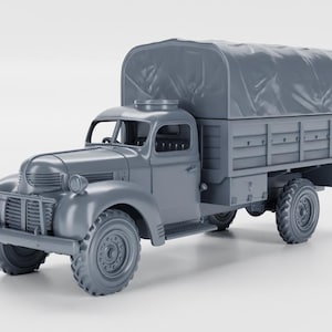 Puede incluir: Un camión de juguete gris con una caja cubierta de lona. El camión tiene neumáticos grandes y resistentes y una parte delantera detallada con faros y una parrilla. La cabina tiene parabrisas y ventanas laterales. El camión es de estilo vintage.