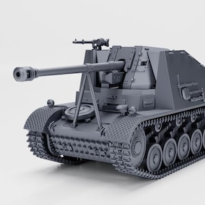 Puede incluir: Maqueta gris de un cañón autopropulsado, con un cañón largo, una ametralladora y orugas detalladas. El vehículo tiene un diseño complejo con múltiples componentes y un acabado mate, mostrando un tema militar.