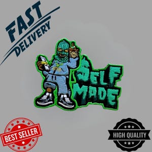 Puede incluir: Parche bordado con una figura de dibujos animados con una sudadera con capucha azul y una máscara verde, sosteniendo un reloj dorado y un aerosol. El parche tiene las palabras "SELF MADE" en verde y negro. La imagen también incluye los textos "FAST DELIVERY", "BEST SELLER" y "HIGH QUALITY".