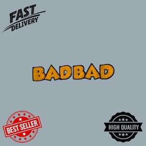 Puede incluir: Un parche bordado que muestra la palabra BADBAD en letras naranjas texturizadas y negritas con un borde negro grueso. El diseño está centrado sobre un fondo gris liso, acompañado por una insignia roja de BEST SELLER y una negra de HIGH QUALITY.
