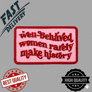 Puede incluir: Un parche rectangular rosa con texto bordado en rojo que dice "well-behaved women rarely make history". El parche tiene un borde rojo y está sobre un fondo gris. El texto adicional incluye "Fast Delivery", "Best Quality" y "High Quality".