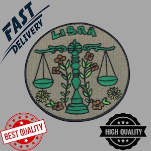 Op de afbeelding: Ronde geborduurde patch met het sterrenbeeld Weegschaal, een groene weegschaal met bloemendetails en het woord "LIBRA". De patch heeft een beige achtergrond. Inclusief de tekst "FAST DELIVERY".