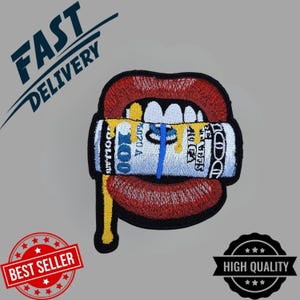 Puede incluir: Parche bordado que muestra unos labios rojos que sostienen un billete de 100 dólares enrollado. El billete tiene detalles azules y amarillos, con el texto "100 DOLLARS" visible. El parche tiene un borde negro y las palabras "FAST DELIVERY", "BEST SELLER" y "HIGH QUALITY".