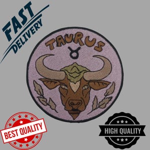 Könnte beinhalten: Gestickter Aufnäher mit dem Sternzeichen Stier. Das Design zeigt einen braunen Stier mit großen Hörnern, das Wort "TAURUS" und das Stiersymbol. Der Aufnäher ist kreisförmig mit einem hellvioletten Hintergrund.