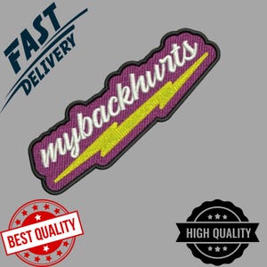 Puede incluir: Parche bordado con las palabras "mybackhurts" en escritura blanca, un rayo amarillo y un fondo morado. El parche tiene un borde negro. La imagen también incluye los textos "Entrega rápida", "Mejor calidad" y "Alta calidad".