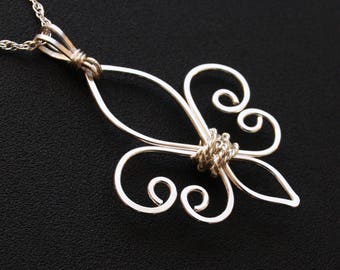 Fleur de Lis Hänge Halsband - Silvertrådslindad Dingel - Elegant Fransk Blomma