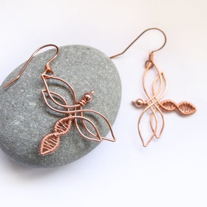 Dragonfly Oorbellen - Raw Copper Wire Wrapped - Lente Zomer Insect Sieraden - Nature Lover Gift
