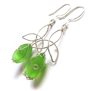Celtic Knot Earrings - Elven Spring - Silver and Green Cat&#39;s Eye - Triquetra - Elvish Jewelry