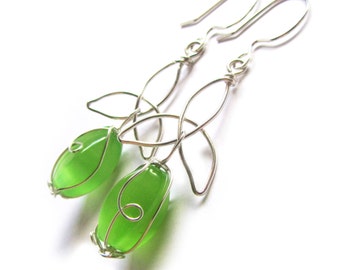 Celtic Knot Earrings - Elven Spring - Silver and Green Cat&#39;s Eye - Triquetra - Elvish Jewelry