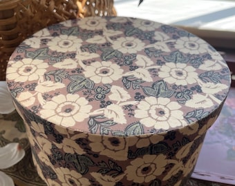 18th & 19th Century Bandbox / Hand Covered in Period Prints