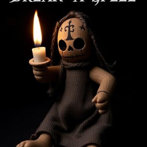 Op de afbeelding: Een houten pop met een schedelachtig gezicht, die een brandende kaars vasthoudt. De pop draagt een bruine jurk en heeft lang, donker haar. De tekst "BREAK A SPELL" staat boven de pop. De achtergrond is zwart.