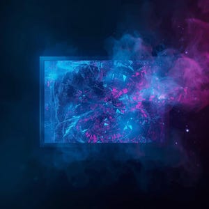 Pode incluir: Uma tela digital retangular exibindo um padrão geométrico abstrato e complexo em tons vibrantes de azul e magenta. A tela é cercada por nuvens etéreas e rodopiantes de fumaça azul e rosa que se dissipam no fundo escuro.