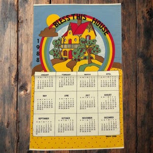 Calendario de paños de cocina de tela estilo kitsch de los años 80 y 1988 con temática folclórica y caprichosa. Bendice esta casa.