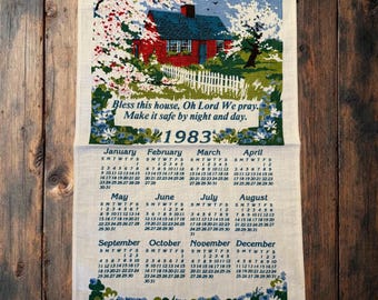 Calendario de paño de cocina de tela estilo kitsch de los años 80 y 1983 con la frase "Bendice esta casa" (Bendice esta casa)