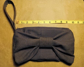 Brown suiting bow clutch