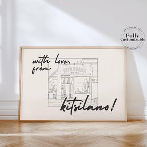 以下が含まれることがあります： カフェの白黒線画が描かれたフレーム入りプリント。 「with love, from kitsilano!」というテキストが手書き風に書かれています。 カフェには「KITS BEACH COFFEE」とラベルが貼られています。 プリントは完全にカスタマイズ可能です。