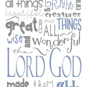 Op de afbeelding: Een grijze en blauwe typografieprint met de tekst "all things bright and beautiful all creatures great and small ALL THINGS wise and wonderful the LORD GOD made them all".