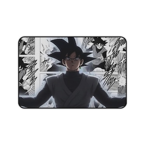 Puede incluir: Alfombrilla de ratón rectangular con una ilustración de estilo manga de un personaje con pelo negro puntiagudo y un atuendo negro. El fondo incluye paneles de cómic con líneas de acción y otros personajes.