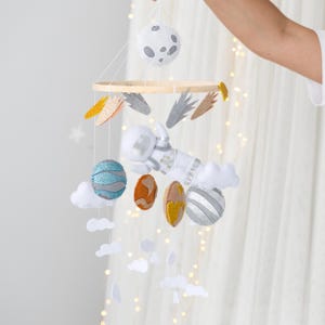 Outer Space baby mobiel, handgemaakte wieg mobiele planeten, astronaut kwekerij mobiel, Galaxy babykamer decor, zonnestelsel voelde mobiel, ruimte mobiel
