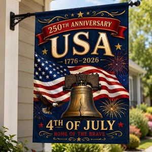 Könnte beinhalten: Eine rechteckige Gartenflagge mit dunkelblauem Hintergrund, einem roten Banner mit 250TH ANNIVERSARY, dem Text USA 1776-2026, einer wehenden US-Flagge, einem Weißkopfseeadler, der Liberty Bell, Feuerwerk und dem Text 4TH OF JULY HOME OF THE BRAVE.