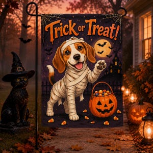 Puede incluir: Una bandera de jardín rectangular que muestra un cachorro de beagle envuelto en vendas de momia blancas. El cachorro tiene una expresión feliz y está junto a un cubo de calabaza naranja lleno de dulces. El texto Trick or Treat! está arriba.