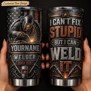 以下が含まれることがあります： 溶接工をテーマにした2つのステンレス鋼タンブラー。1つは「YOURNAME WELDER SINCE 1976」のテキストが入った溶接工が特徴です。もう1つは「I CAN'T FIX STUPID BUT I CAN WELD IT」と書かれています。どちらも黒とグレーのデザインです。