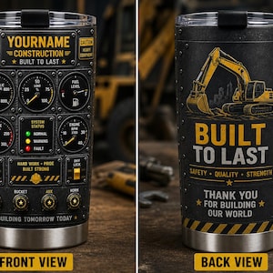 Peut inclure: Un gobelet en acier inoxydable sur le thème de la construction. L'avant présente des jauges et le texte "YOURNAME CONSTRUCTION BUILT TO LAST." L'arrière affiche une excavatrice jaune et les mots "BUILT TO LAST."