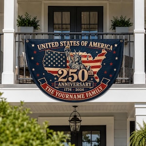 Könnte beinhalten: Ein halbkreisförmiges dunkelblaues Banner mit dem Text UNITED STATES OF AMERICA, 250th ANNIVERSARY, 1776-2026 und THE YOURNAME FAMILY. Das Design zeigt eine Karte der USA, die Freiheitsstatue und Sterne in den Farben Rot, Weiß und Gold.