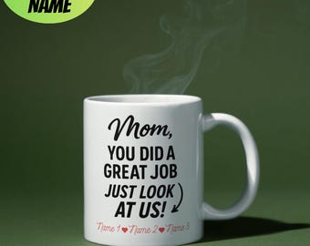 Taza personalizada para mamá: Mamá, hiciste un gran trabajo, míranos. Divertido regalo personalizado con nombre para mamá. El mejor regalo para el Día de la Madre.