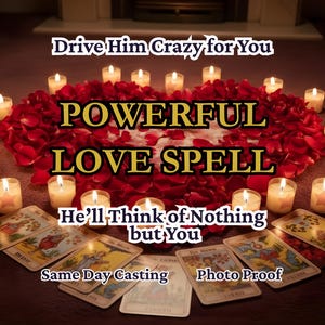 以下が含まれることがあります： 赤いバラの花びらをハート型に配置し、周りに火の灯ったろうそくを配置。 「POWERFUL LOVE SPELL」の文字が大きく表示されています。 下部にはタロットカードが配置され、「Drive Him Crazy for You」と「He'll Think of Nothing but You」の文字があります。