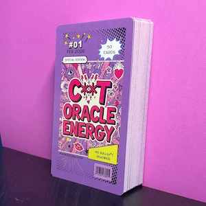 Può includere: Un mazzo di carte oracolo con una copertina viola. La copertina presenta il testo "C**T ORACLE ENERGY" in rosa e bianco, insieme al testo "#01 FEB 2026 EDIZIONE SPECIALE" e "50 CARTE". Il mazzo è su una superficie nera.