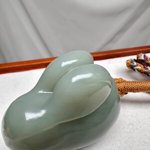 Colgante de mano de conejo de jade nefrita natural, tallado en jade verde lechoso suave, piedra antiestrés lisa de 160 g, regalo de jade certificado imagen 10