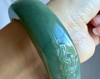 Brazalete de jade nefrita natural de 58 mm, 125 g, extra grueso, brillo aceitoso excepcional, azul verdoso grisáceo, pulsera floral tallada a mano.