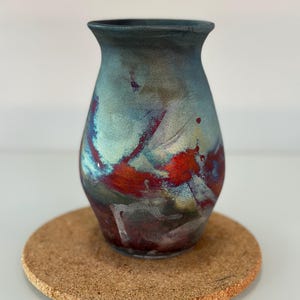 Peut inclure: Ensemble de trois mugs en céramique avec une finition mate et mouchetée. Les tasses sont de couleur crème, gris clair et gris foncé. Chaque mug a un design simple et minimaliste avec une anse arrondie.