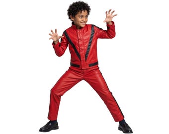Peut inclure: Un ensemble composé d'une veste et d'un pantalon rouges, agrémenté de bandes noires en forme de V sur la poitrine et le long des jambes. La veste présente un col montant, une fermeture à boutons centrale et des manches longues à poignets noirs.
