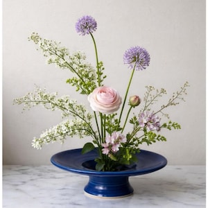 Bol para flores Ikebana firmado por JS Studio Pottery, jarrón de cerámica azul cobalto, plato minimalista para arreglos florales de estilo japonés.
