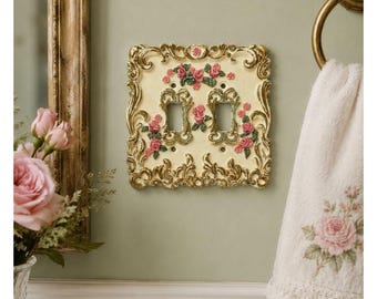 Tapa de interruptor de luz doble vintage ornamentada con rosas rosas y diseño de volutas doradas Decoración de tocador estilo cottagecore Shabby Chic Pared de baño en tonos pastel