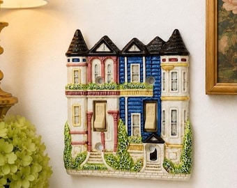Placa de interruptor vintage 3D estilo casa vitoriana, fabricada no Japão, com interruptor duplo e pintura de uma dama em uma casa geminada.