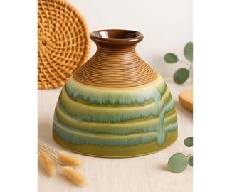 グリーンのストライプが入った茶色の丸型浅型花瓶 | 手作りの陶器製