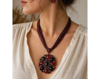 Conjunto de collar estilo boho vintage, collar con colgante floral rojo y negro, collar de cordón de múltiples hebras, joyería artesanal llamativa, regalo para ella.