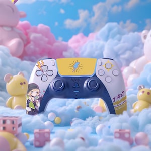 Könnte beinhalten: Ein weißer, gelber und blauer Videospiel-Controller mit Blitzdesign und japanischem Text. Der Controller ist von Plüschtieren und Zuckerwattewolken in einer skurrilen Umgebung umgeben.
