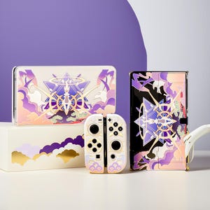 Peut inclure: Ensemble d'accessoires de jeu avec un design céleste en violet, blanc et or. Comprend un étui de console, des coques de manette et un étui de transport. Le design présente des formes géométriques et des motifs nuageux.