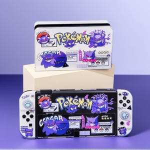 以下が含まれることがあります： 紫色のゲンガーとポケモンのグラフィックが特徴の、白と黒のNintendo Switchコンソールとケース。ケースとコンソールには「Pokemon」と「Gengar」の文字がプリントされています。コンソールには白いコントローラーが付いています。