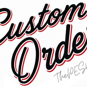 Op de afbeelding: Een grafisch ontwerp met de tekst Custom Order in een vet, zwart cursief lettertype met een rode en witte omlijning. De tekst staat diagonaal over het beeld. In de rechterbenedenhoek staat de tekst ThePESVault in een dun, grijs handschrift.