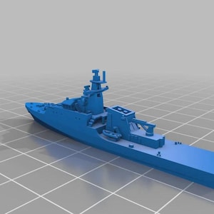 Peut inclure: Maquette bleue d'un navire de guerre, avec des détails tels qu'une tour radar, un pont et un petit bateau. Le modèle est présenté sur un fond neutre, mettant en valeur son design. La longueur du navire est d'environ 20 cm.