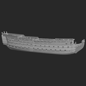 Pode incluir: Modelo cinzento de um veleiro de três mastros, com vários conveses, inúmeras janelas e elementos arquitetónicos detalhados. A proa do navio apresenta uma figura decorativa. O modelo está sobre um fundo escuro.